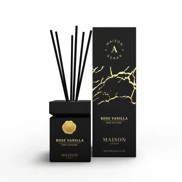 ROSE VANILLA - REED DIFFUSER 250 ML Découvrez le diffuseur de parfum Rose Vanille de Maison Asrar. Une fragrance florientale fruitée de 250ml qui parfume votre intérieur jusqu'à 3 mois. Notes de rose, vanille, litchi et framboise pour une ambiance luxueuse et apaisante.